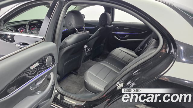 Mercedes-Benz E-Class 2017 — photo 16