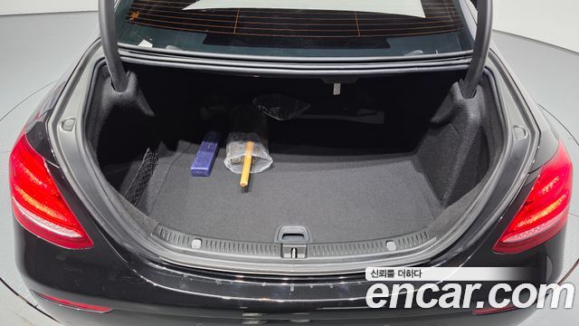 Mercedes-Benz E-Class 2017 — photo 30