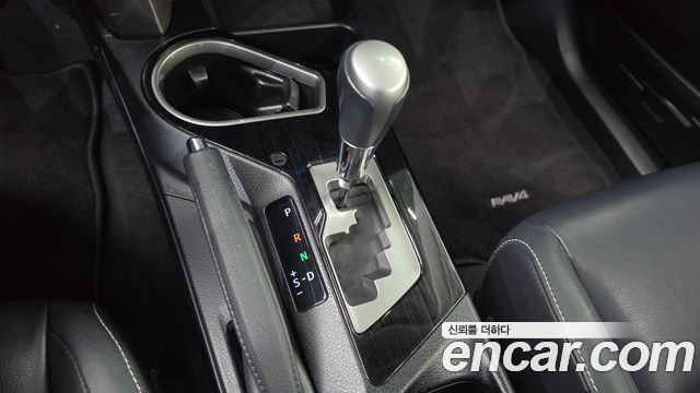 Toyota RAV4 2016 — photo 12