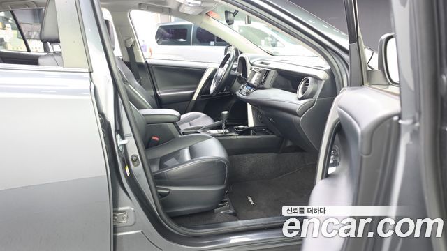 Toyota RAV4 2016 — photo 17