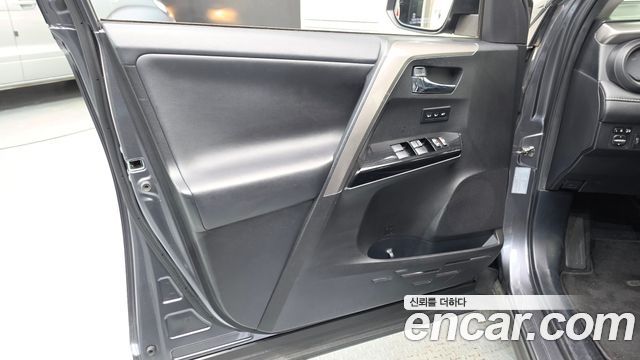 Toyota RAV4 2016 — photo 14