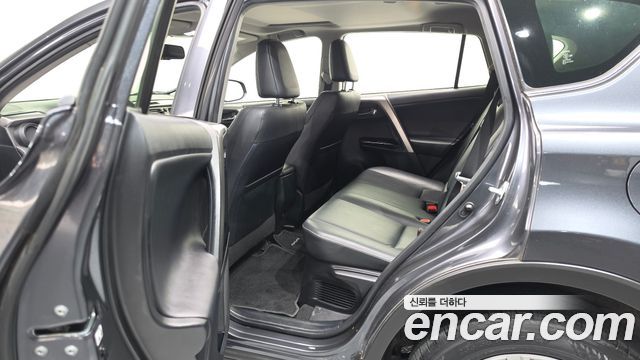 Toyota RAV4 2016 — photo 16