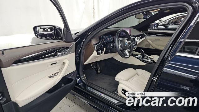 BMW 5-Series 2019 — photo 13