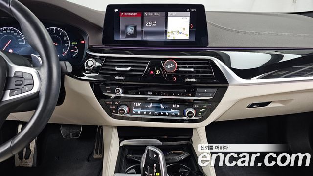 BMW 5-Series 2019 — photo 20