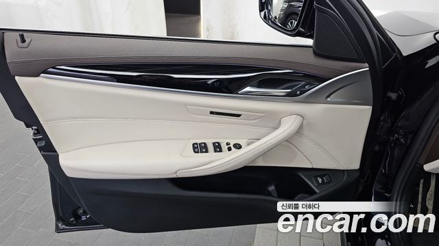 BMW 5-Series 2019 — photo 14
