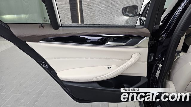 BMW 5-Series 2019 — photo 15