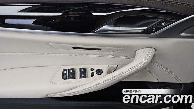 BMW 5-Series 2019 — photo 28
