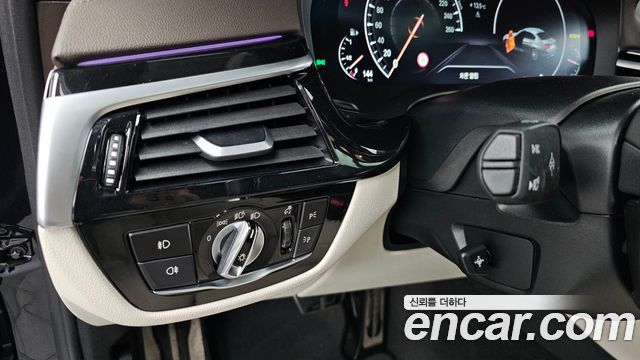 BMW 5-Series 2019 — photo 32
