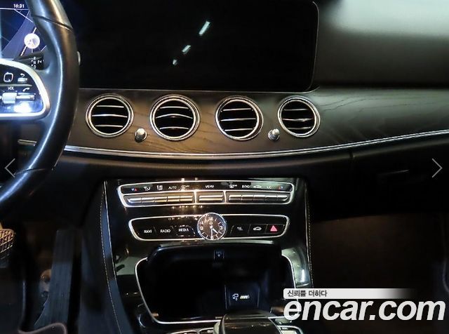 Mercedes-Benz E-Class 2019 — photo 11