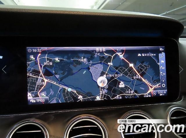 Mercedes-Benz E-Class 2019 — photo 13