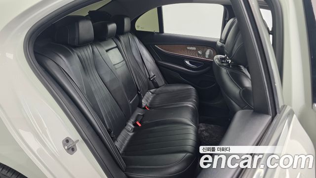 Mercedes-Benz E-Class 2019 — photo 17