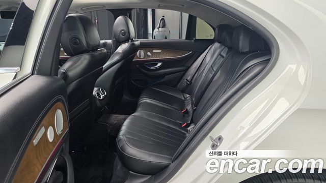 Mercedes-Benz E-Class 2019 — photo 18