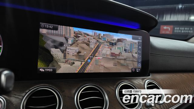 Mercedes-Benz E-Class 2019 — photo 20