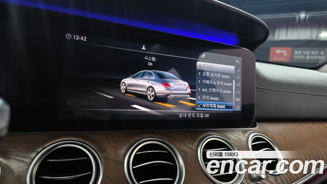Mercedes-Benz E-Class 2019 — photo 21
