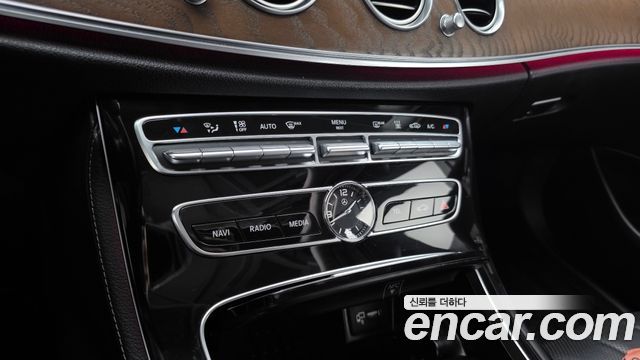Mercedes-Benz E-Class 2019 — photo 24