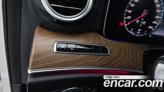 Mercedes-Benz E-Class 2019 — photo 26