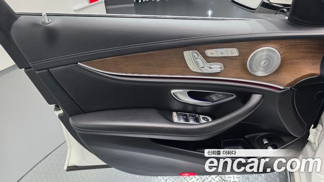 Mercedes-Benz E-Class 2019 — photo 14