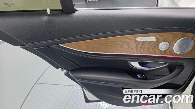 Mercedes-Benz E-Class 2019 — photo 15
