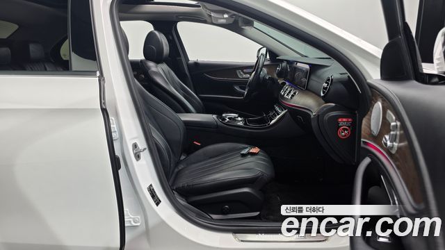 Mercedes-Benz E-Class 2019 — photo 16