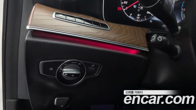 Mercedes-Benz E-Class 2019 — photo 28
