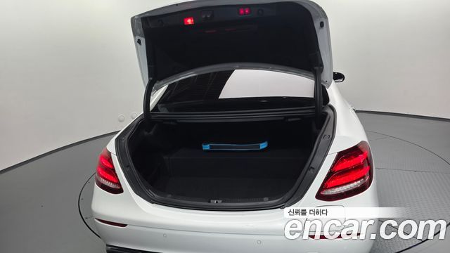 Mercedes-Benz E-Class 2019 — photo 37