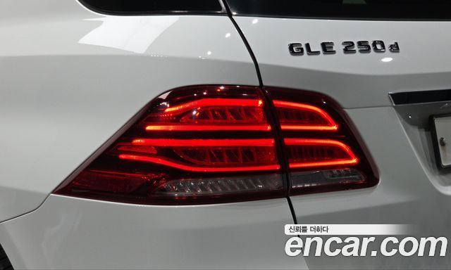 Mercedes-Benz GLE-Class 2017 — photo 9