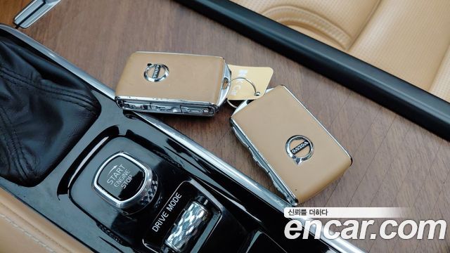 Volvo XC90 2019 — photo 17