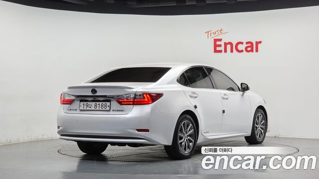 Lexus ES 2017 — photo 2