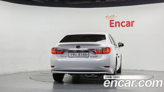 Lexus ES 2017 — photo 4