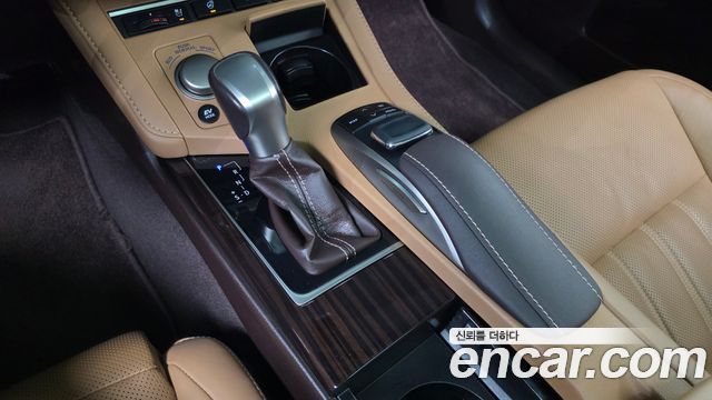 Lexus ES 2017 — photo 12