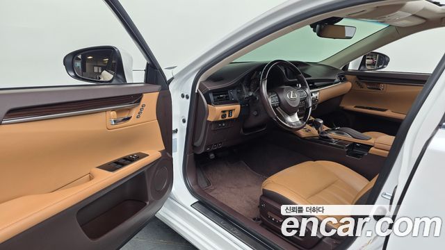 Lexus ES 2017 — photo 13