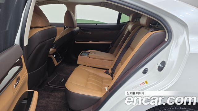 Lexus ES 2017 — photo 18