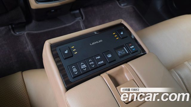 Lexus ES 2017 — photo 24