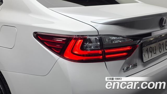 Lexus ES 2017 — photo 9