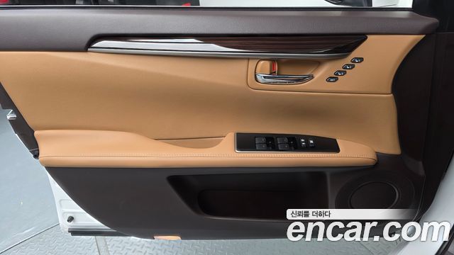 Lexus ES 2017 — photo 14