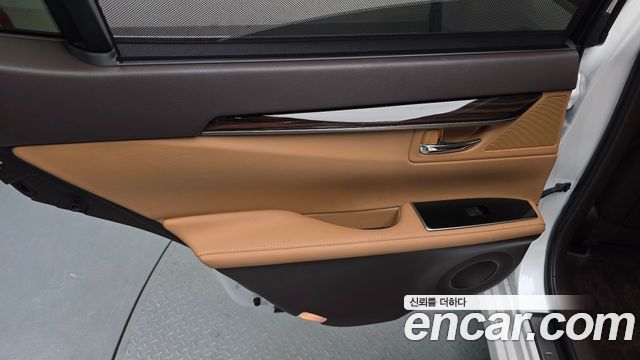 Lexus ES 2017 — photo 15