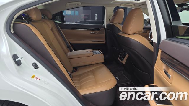 Lexus ES 2017 — photo 16