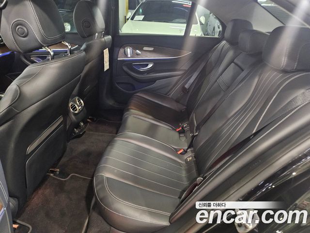 Mercedes-Benz E-Class 2019 — photo 11