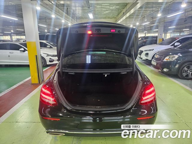 Mercedes-Benz E-Class 2019 — photo 19