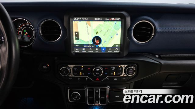 Jeep Wrangler 2022 — photo 18