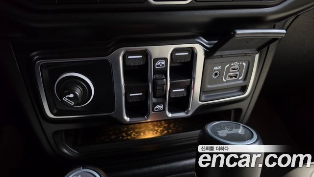 Jeep Wrangler 2022 — photo 28