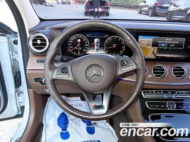 Mercedes-Benz E-Class 2017 — photo 8
