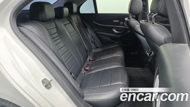 Mercedes-Benz E-Class 2018 — photo 12