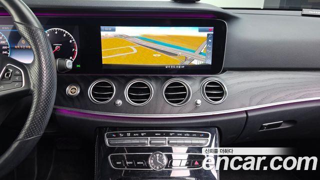Mercedes-Benz E-Class 2018 — photo 14