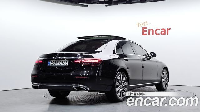 Mercedes-Benz E-Class 2022 — photo 2