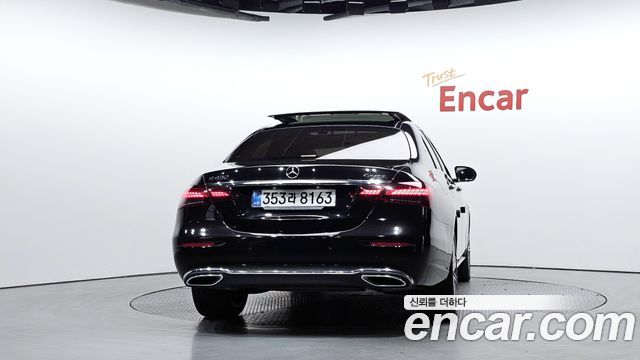 Mercedes-Benz E-Class 2022 — photo 4