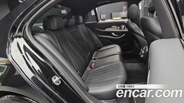 Mercedes-Benz E-Class 2022 — photo 17