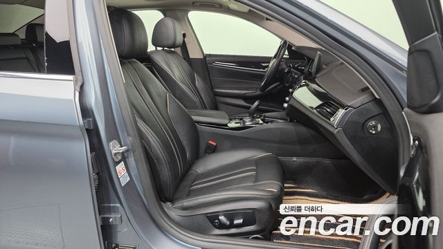 BMW 5-Series 2018 — photo 17
