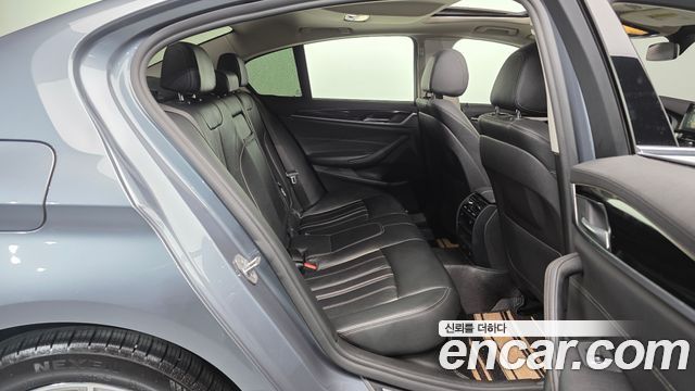 BMW 5-Series 2018 — photo 18