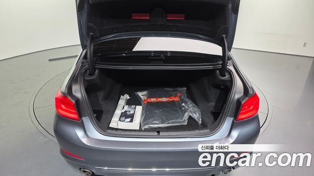 BMW 5-Series 2018 — photo 26